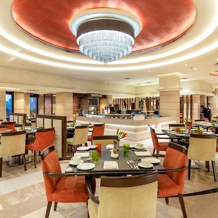 The Suryaa New Delhi Hotel Kültér fotó The restaurant