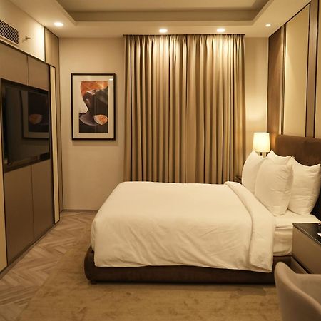 The Suryaa New Delhi Hotel Kültér fotó A bedroom at the Taj Mahal Palace