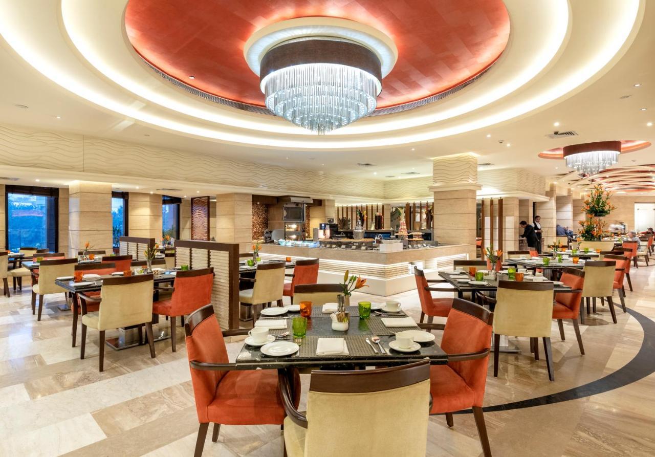 The Suryaa New Delhi Hotel Kültér fotó The restaurant