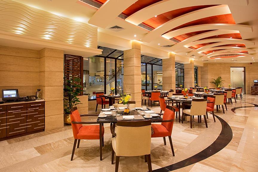 The Suryaa New Delhi Hotel Kültér fotó The restaurant