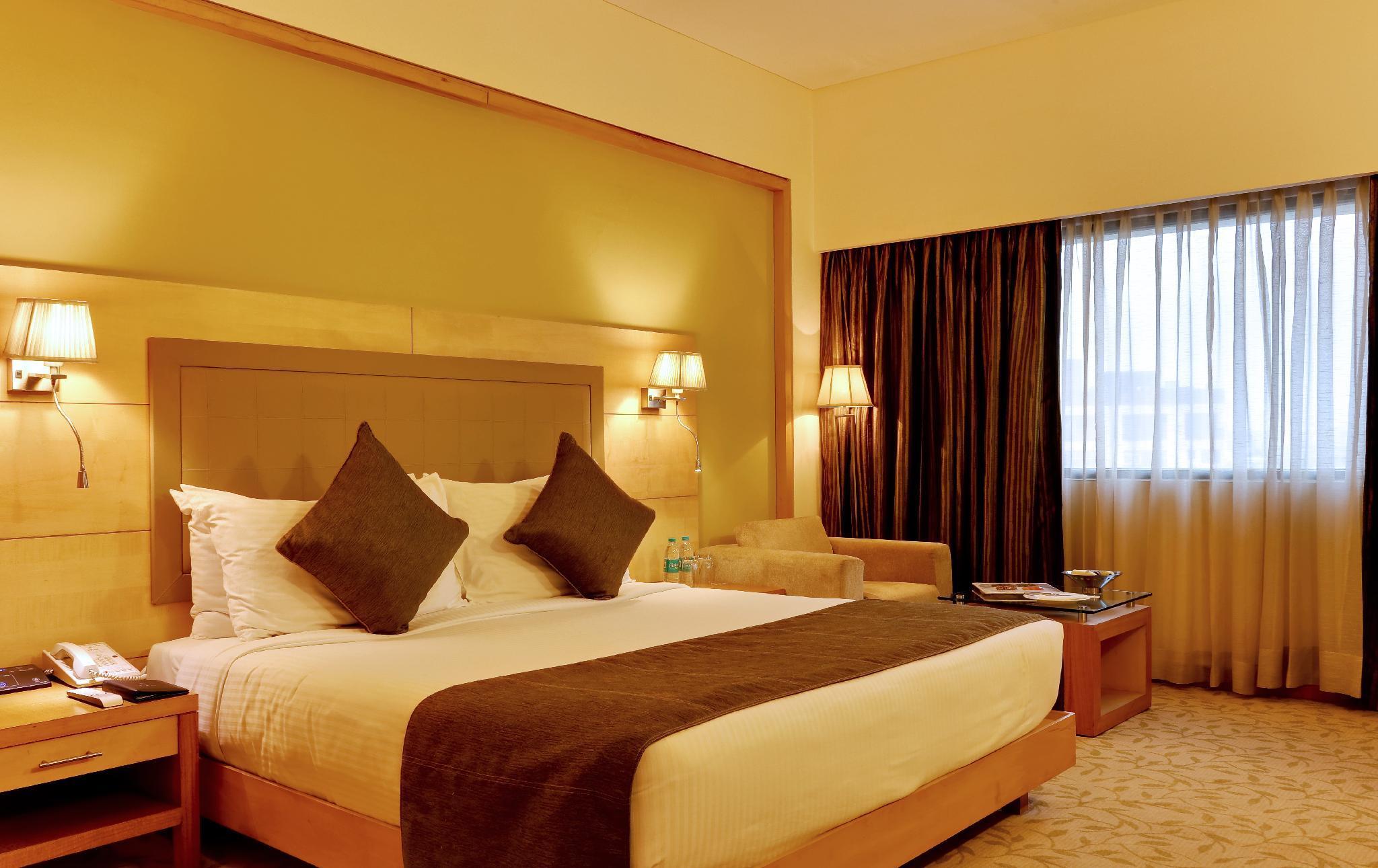 The Suryaa New Delhi Hotel Kültér fotó A room at the Taj Bengal