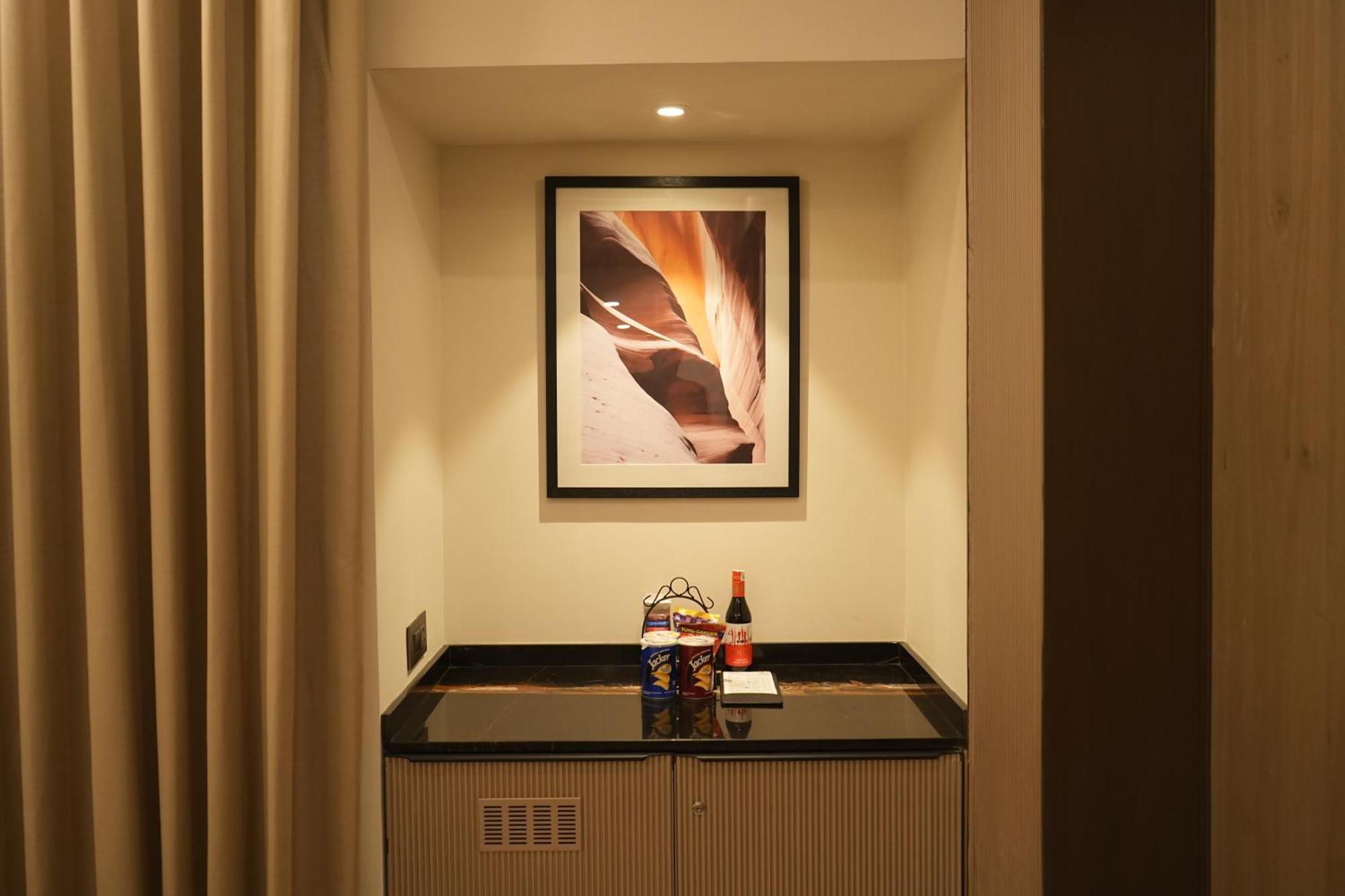 The Suryaa New Delhi Hotel Kültér fotó A wet bar in a hotel room