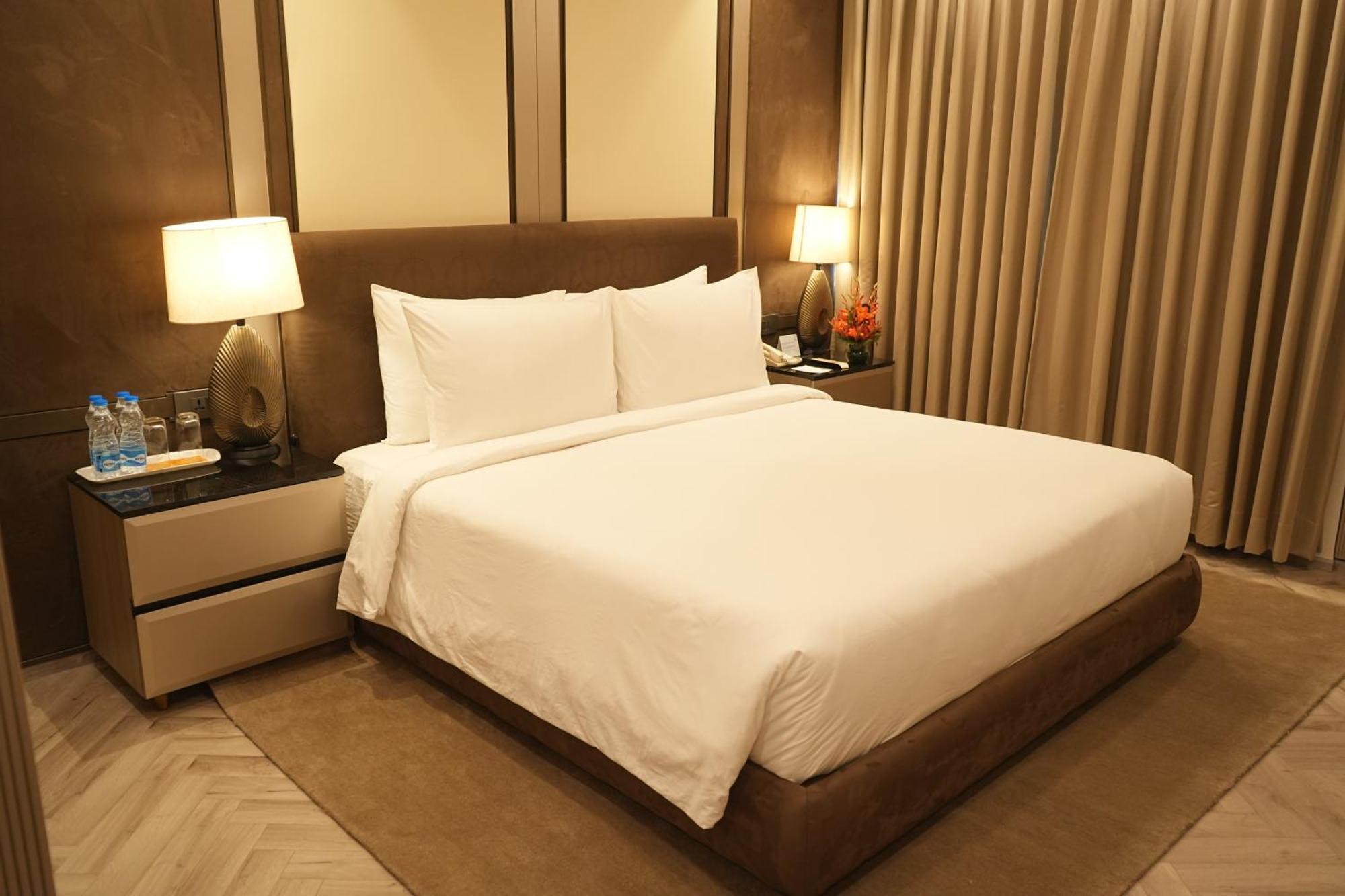 The Suryaa New Delhi Hotel Kültér fotó A bed