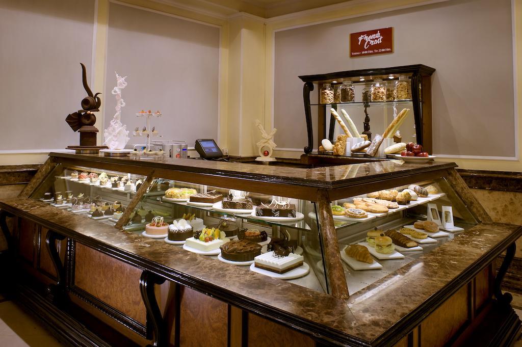 The Suryaa New Delhi Hotel Kültér fotó A pastry display case