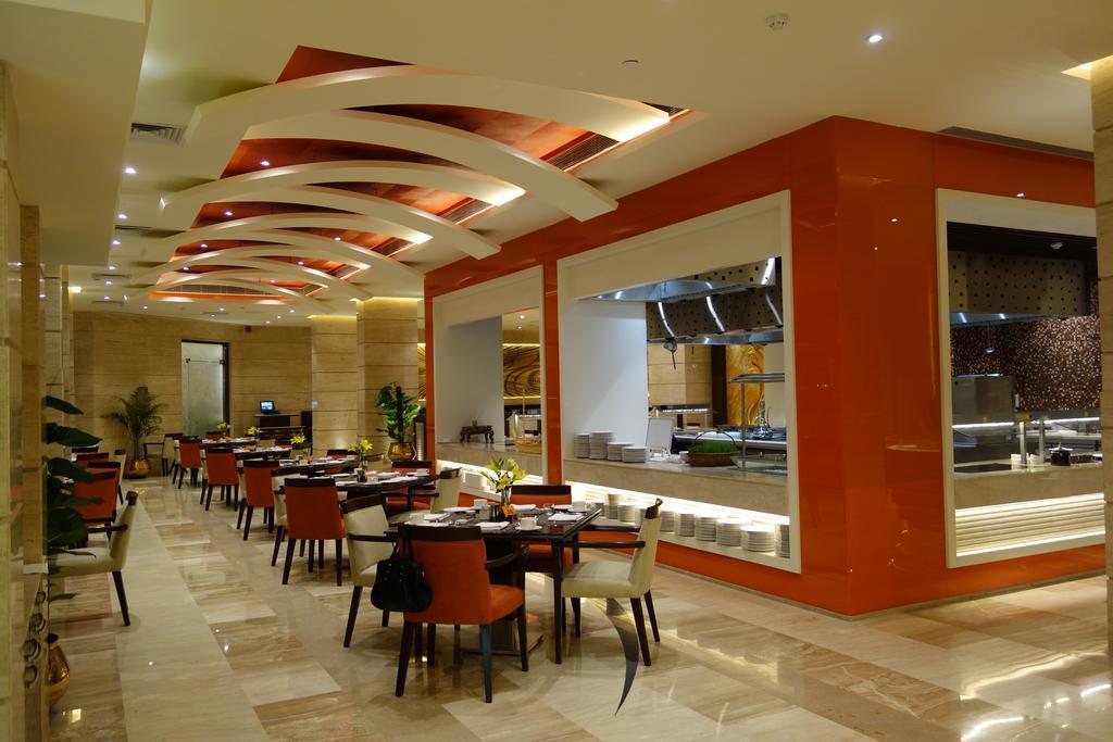 The Suryaa New Delhi Hotel Kültér fotó The restaurant