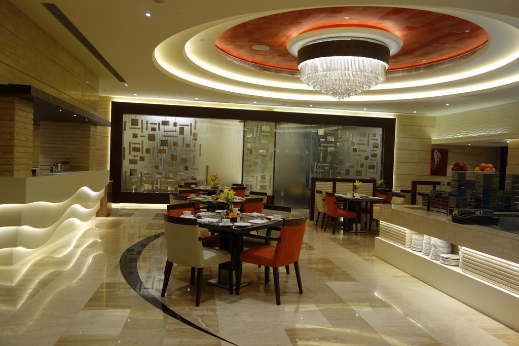 The Suryaa New Delhi Hotel Kültér fotó The interior of the restaurant