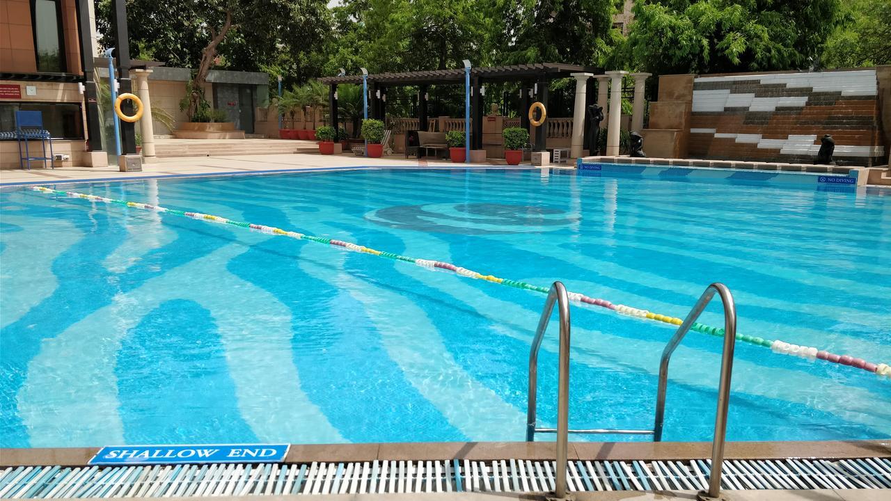 The Suryaa New Delhi Hotel Kültér fotó Swimming pool at the club