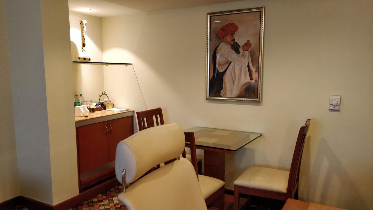 The Suryaa New Delhi Hotel Kültér fotó A painting of a Sikh man in a hotel in India