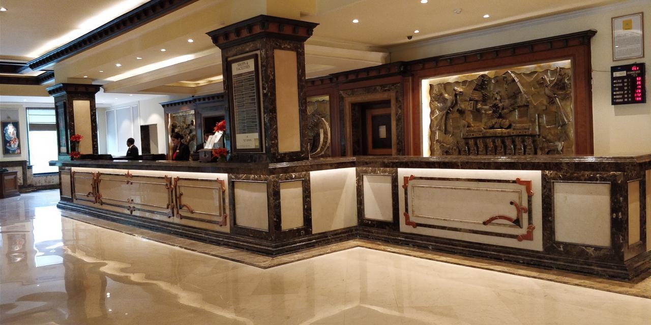 The Suryaa New Delhi Hotel Kültér fotó The lobby of the hotel