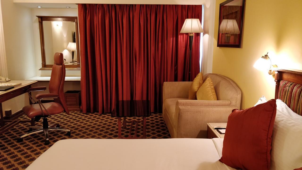 The Suryaa New Delhi Hotel Kültér fotó A room at the Taj Bengal