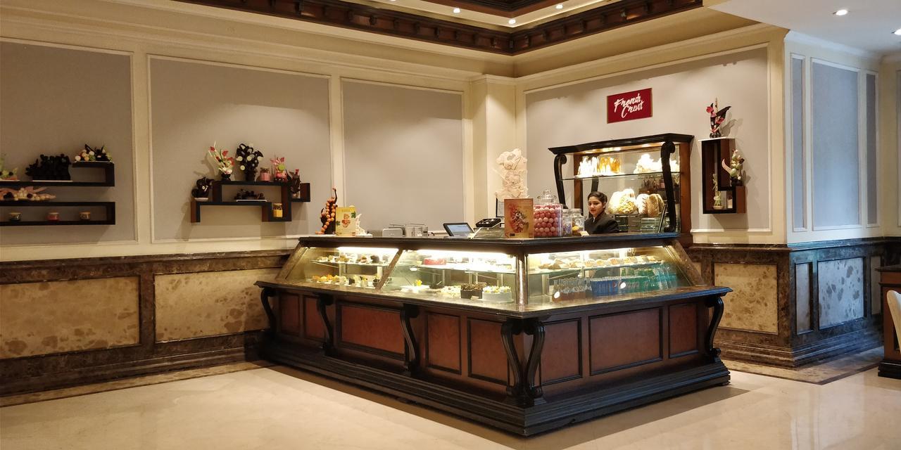 The Suryaa New Delhi Hotel Kültér fotó A pastry shop in India