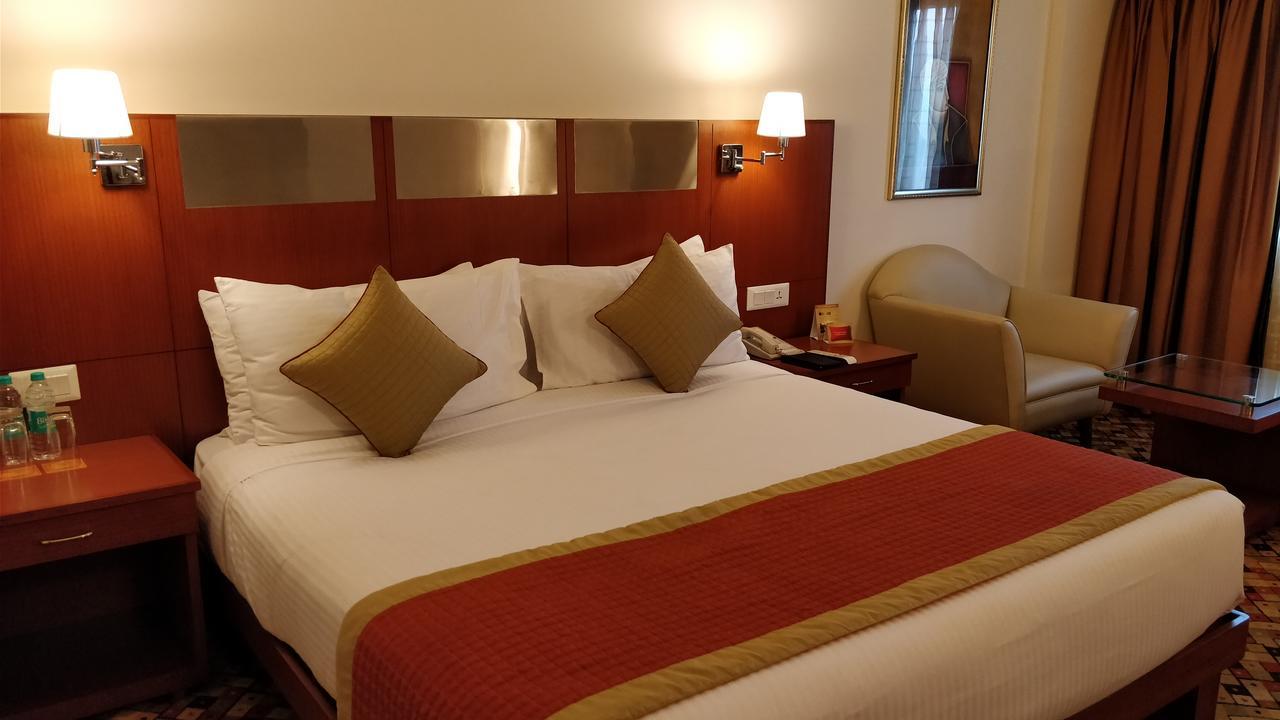 The Suryaa New Delhi Hotel Kültér fotó A room at the Taj Bengal