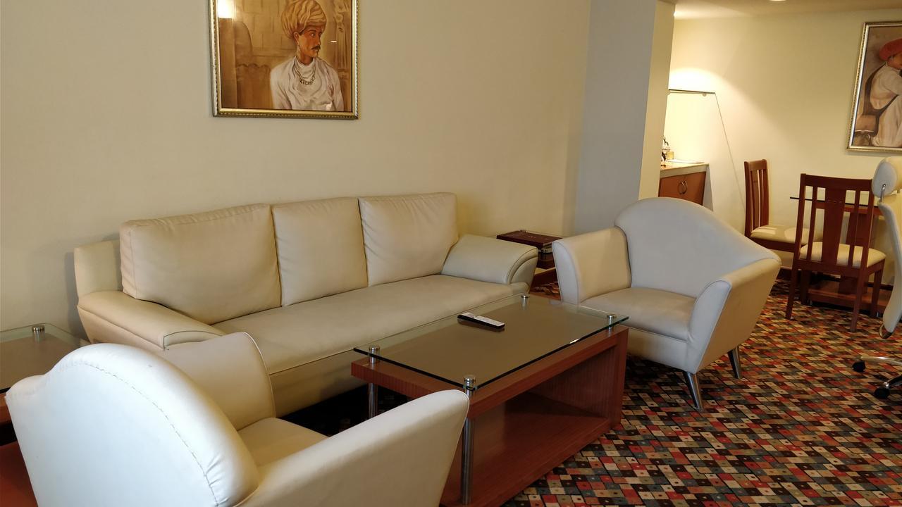The Suryaa New Delhi Hotel Kültér fotó A living room