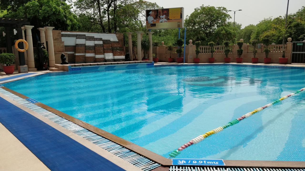 The Suryaa New Delhi Hotel Kültér fotó Swimming pool
