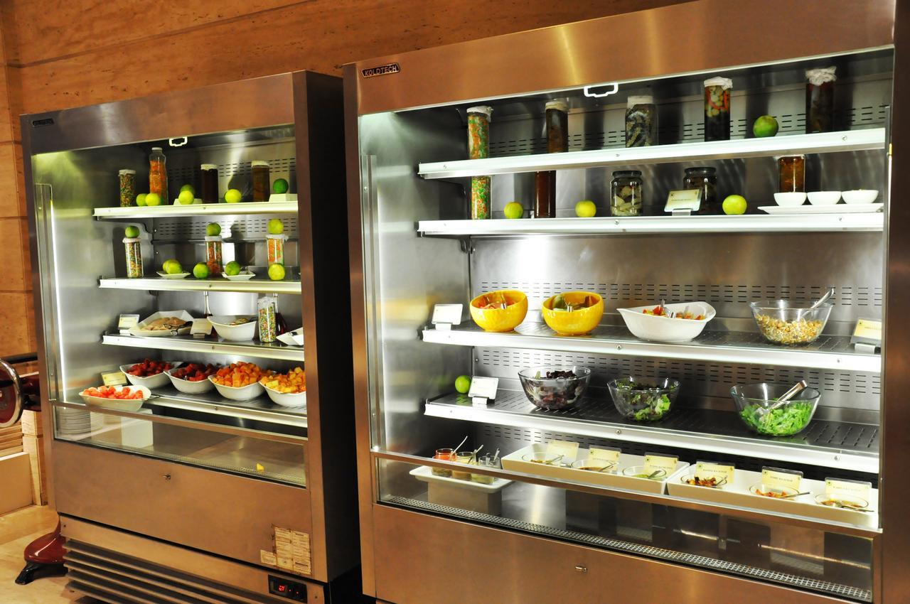 The Suryaa New Delhi Hotel Kültér fotó A refrigerator