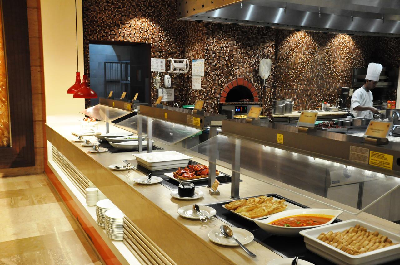 The Suryaa New Delhi Hotel Kültér fotó A buffet at a hotel