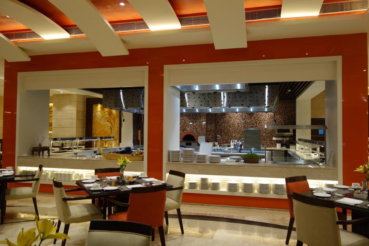 The Suryaa New Delhi Hotel Kültér fotó The restaurant