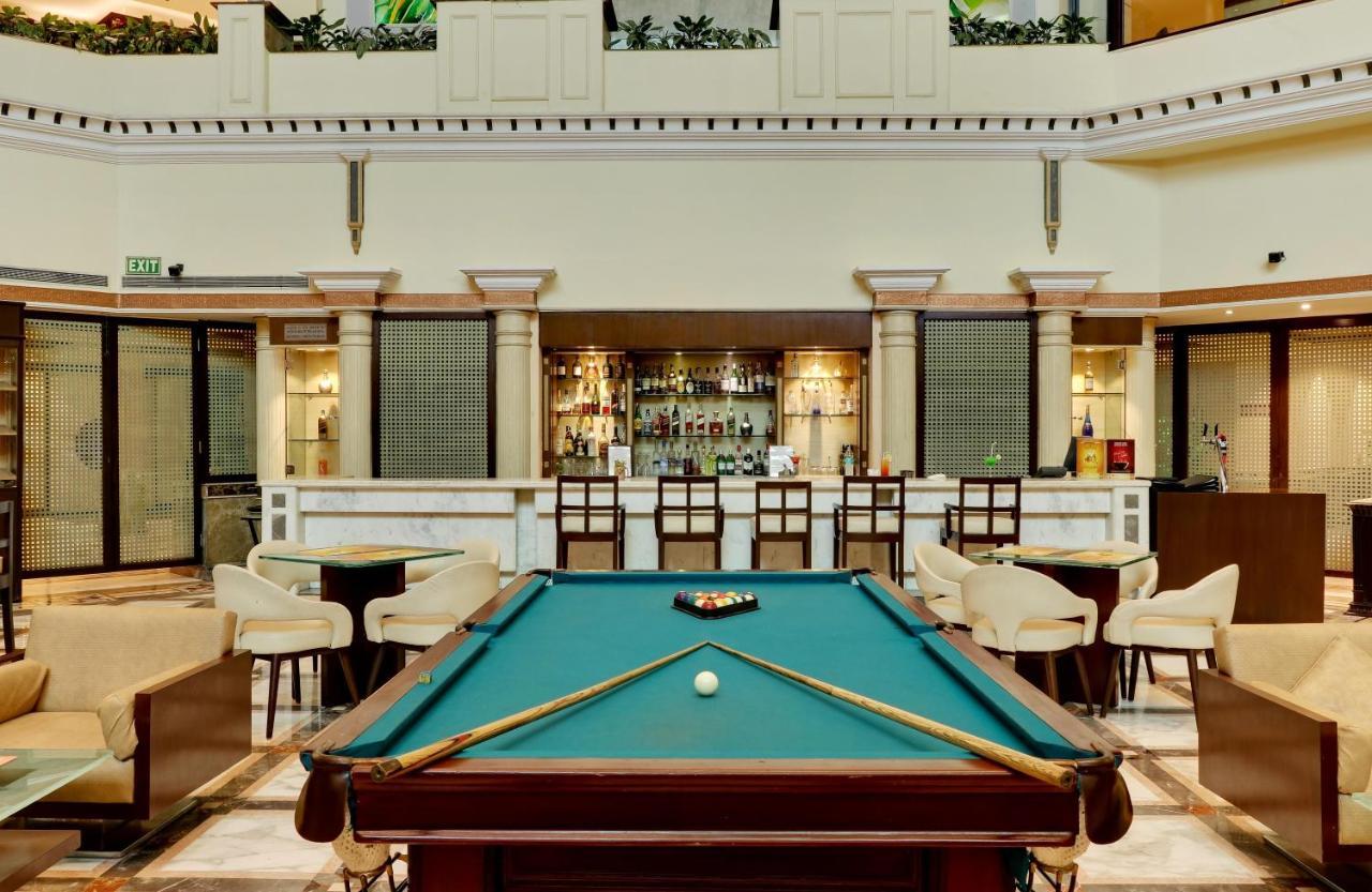 The Suryaa New Delhi Hotel Kültér fotó Pool table
