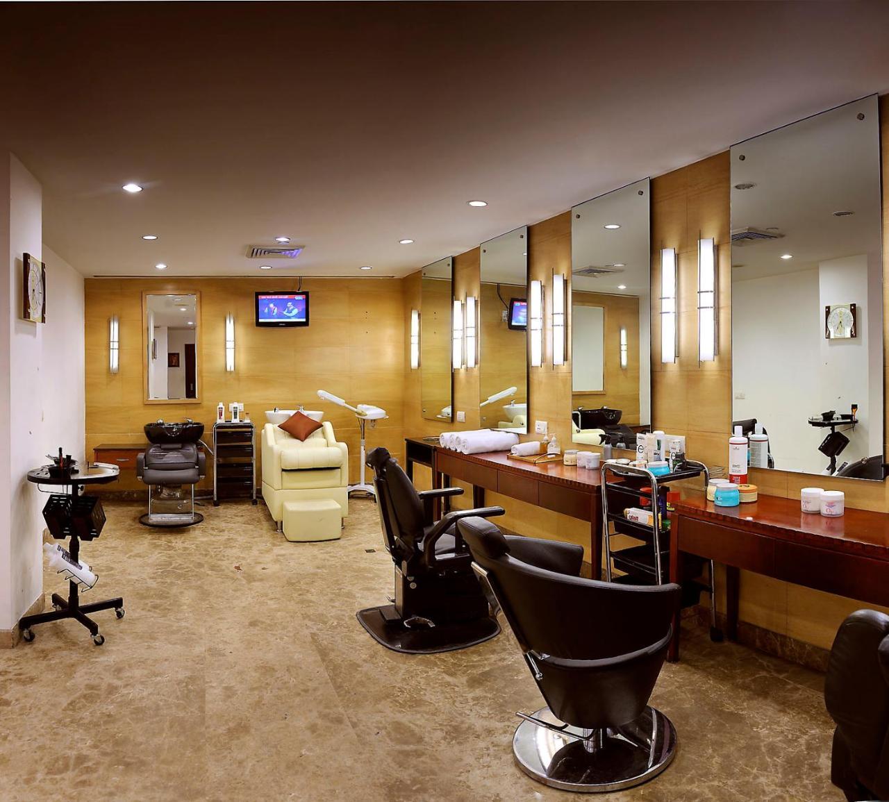 The Suryaa New Delhi Hotel Kültér fotó A salon in Singapore