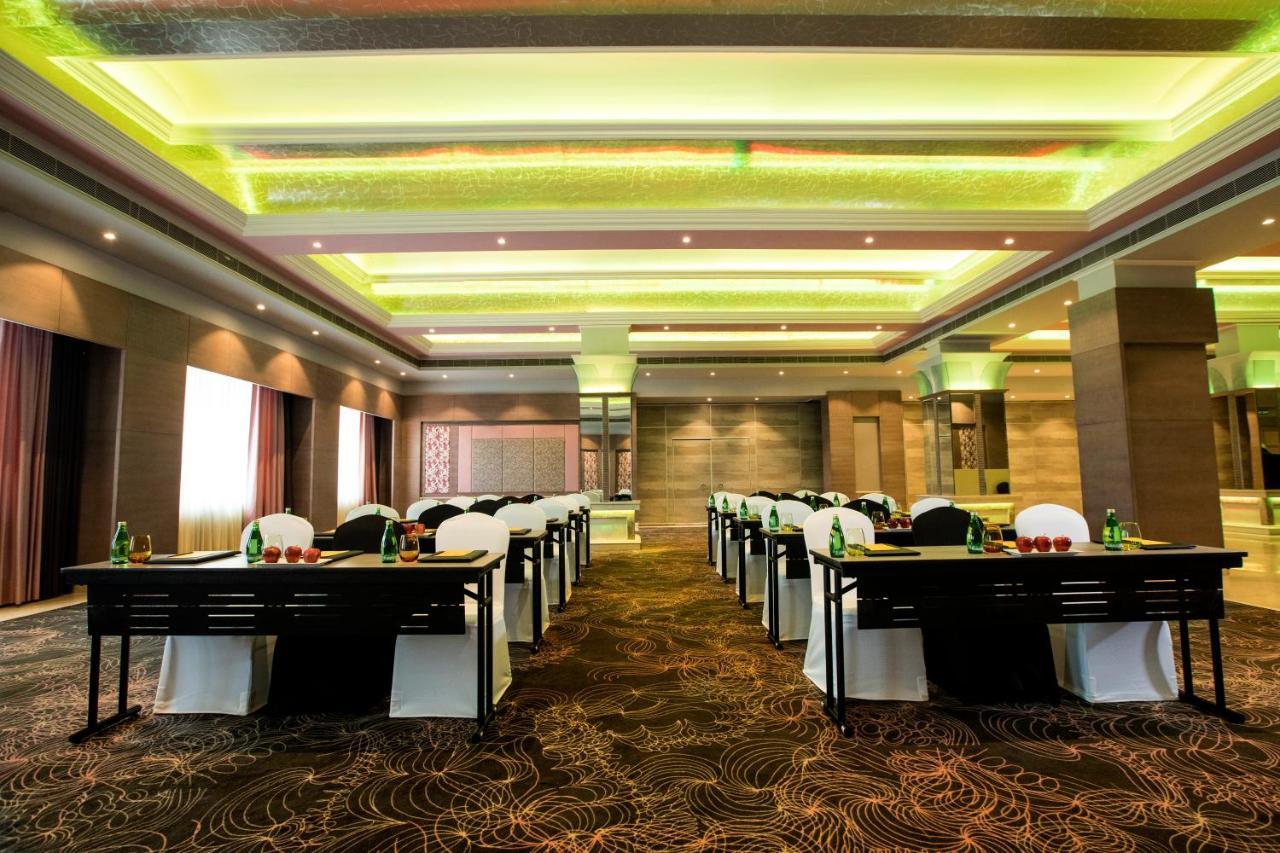 The Suryaa New Delhi Hotel Kültér fotó The Royal