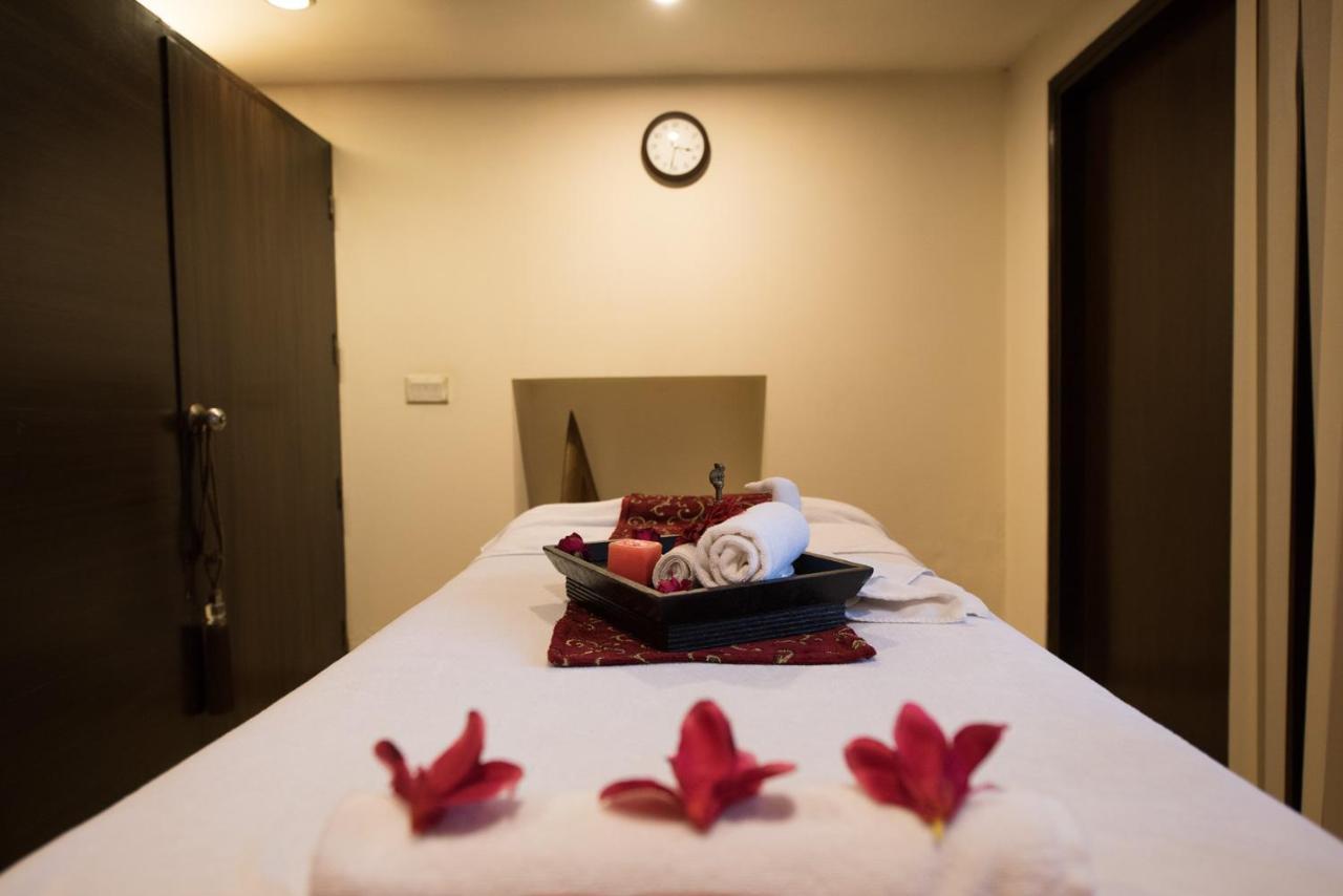 The Suryaa New Delhi Hotel Kültér fotó A massage bed at a spa