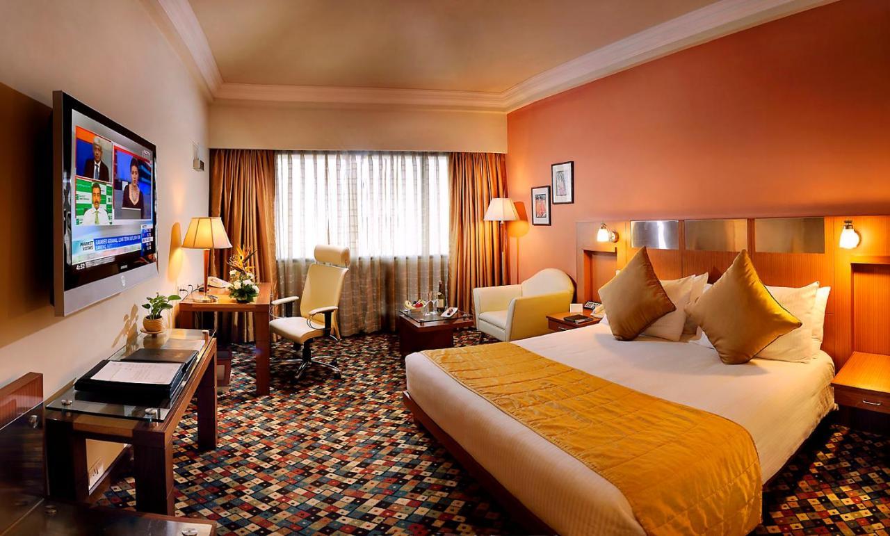 The Suryaa New Delhi Hotel Kültér fotó