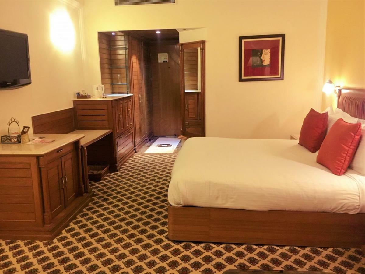 The Suryaa New Delhi Hotel Kültér fotó A room at the hotel