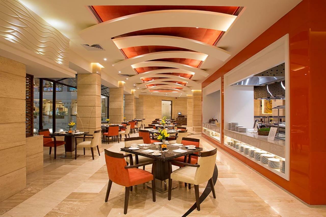 The Suryaa New Delhi Hotel Kültér fotó The restaurant